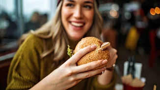 Γιατί όταν διαβάζεις άσχημες ειδήσεις, θέλεις να τρως junk food; Πώς μπορείς να ξεφύγεις από το doom eating