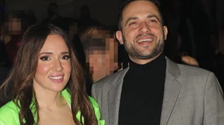 Καλομοίρα & Γιώργος Μπουσάλης | Night out για το ερωτευμένο ζευγάρι - Το βελούδινο φόρεμα της τραγουδίστριας