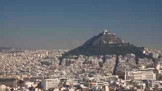 Εντυπωσιακό φαινόμενο με πυκνό ''πέπλο'' ομίχλης | Απίστευτες εικόνες από Αττική και Αργολίδα (βίντεο)