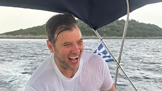 Διακοπές μαζί με τις κόρες του | Ο Λάμπης Λιβιεράτος μαζί με τα κορίτσια του