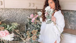 Χριστίνα Μπόμπα | Φωτογραφίζεται με super φουσκωμένη κοιλίτσα και λευκό πουκάμισο (pics)