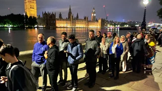 #notmyking| Στη Μ. Βρετανία συλλαμβάνουν όσους διαδηλώνουν κατά της μοναρχίας