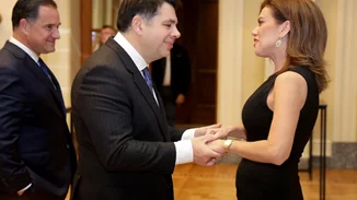 Ευγενία Μανωλίδου | Η cute λεπτομέρεια στο μαύρο φόρεμα που έβαλε στο δείπνο για τον Αμερικανό πρέσβη