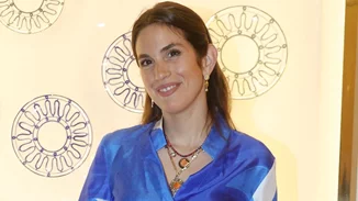 Η Αναστασία Καίσαρη με αέρινο σορτς και λευκά αθλητικά σε εκδήλωση στο Κολωνάκι