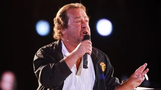 Ο Μιχαήλ Βαρθακούρης στο σπίτι του πατέρα του στην Πάρο - Τα πορτραίτα, η γωνιά με το πιάνο και η κυκλαδίτικη αισθητική