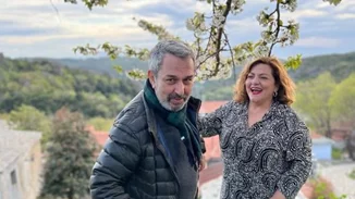 O Χρήστος Χατζηπαναγιώτης χαλαρός στο σπίτι της Δανάης Μπάρκα | "Τα δύσκολα πέρασαν"