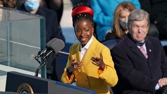 Amanda Gorman | Η εμφάνιση της με Moschino στο Super Bowl