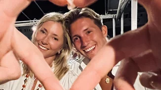 Η Poppy Delevingne αναπολεί τις καλοκαιρινές της διακοπές στην Ελλάδα με τον Κωνσταντίνο Αλέξιο και την οικογένειά του