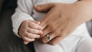 Ένα μωρό εκ γενετής κωφό ξαναβρήκε την ακοή του χάρη σε πρωτοπόρα γονιδιακή θεραπεία