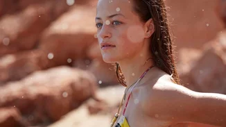 Ο Μάκης Παντζόπουλος απαθανατίζει τη Γαία Μερκούρη να κολυμπάει στα κρυστάλλινα νερά της Άνδρου