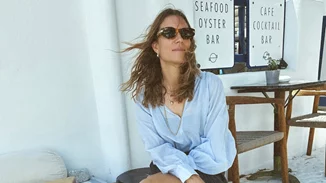 Η Βίκυ Καγιά ποζάρει topless στην παραλία και ενθουσιάζει τους followers της