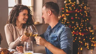 Πώς θα αποκτήσεις μια πιο υγιή σχέση με το φαγητό στις φετινές γιορτές