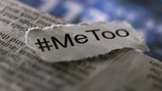 Γαλλία #MeToo | Καθιστική διαμαρτυρία μπροστά από την περίβλεπτη θεατρική σχολή Cours Florent στο Παρίσι