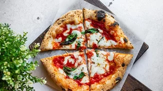 4 κόλπα να ξαναζεστάνεις την πίτσα και να είναι τραγανή