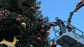 Ο Κ. Μπακογιάννης έβαλε την τελευταία μπάλα στο χριστουγεννιάτικο δέντρο της Πλατείας Συντάγματος