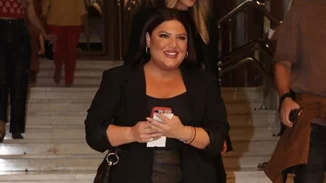 Στο θέατρο η Δανάη Μπάρκα: Πώς συνδύασε την ψηλόμεση μίνι φούστα της;