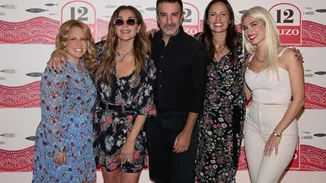 Κυριακάτικο τραπέζι με λαμπερά πρόσωπα