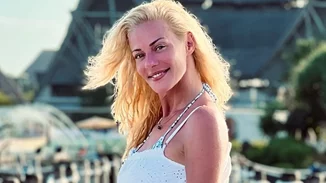 Με μαντήλι στα μαλλιά σαν άλλη Ζωή Λάσκαρη η Ζέτα Μακρυπούλια