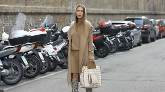 Τα cozy παλτό και μπουφάν που θα κρατήσουν ζεστή στο κρύο και θα βρεις σε έκπτωση