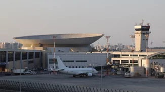 Έριξαν πύραυλο κοντά στο αεροδρόμιο Μπεν Γκουριόν | Το Ισραήλ απειλεί με "επτά φορές πιο ισχυρά" αντίποινα