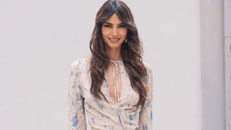 Καλεσμένη σε γάμο στο νησί | Η Ηλιάνα Παπαγεωργίου προτείνει το ιδανικό outfit