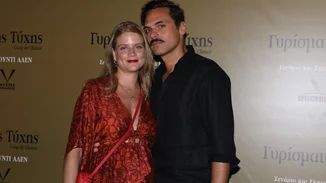 Δανάη Μιχαλάκη | Το πρώτο καλοκαίρι της ως μαμά -  Αγκαλιά με την 10 μηνών κόρη της στο ηλιοβασίλεμα