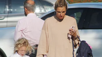 Βίκυ Καγιά | Χωρίς ίχνος μακιγιάζ σε βόλτα με την κατάξανθη κόρη της, Μπιάνκα