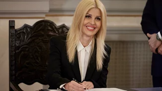 Μαύρες γόβες και κόκκινο κραγιόν | Η Έλενα Ράπτη  σε μία σπάνια δημόσια εμφάνιση στο κέντρο της Αθήνας