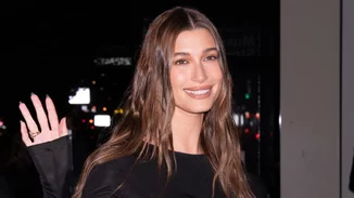 Η Hailey Bieber με ένα φόρεμα που έχεις φορέσει το 2008