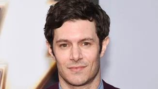 Adam Brody | Η θριαμβευτική επιστροφή του ηθοποιού που λάτρεψαν οι millennials