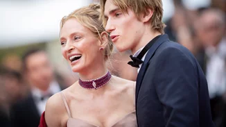 Uma Thurman | Στο κόκκινο χαλί των Καννών με τον γοητευτικό γιο της