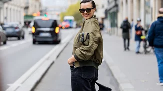 Το σουέτ bomber jacket από την Pink Woman που θα φοράμε την άνοιξη