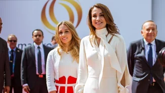 Η βασίλισσα Ράνια έκλεισε τα 52 | Η τρυφερή φωτογραφία με τα παιδιά της