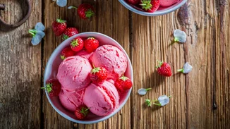 Μύρισε καλοκαίρι | Φτιάξε κι εσύ παγωτό φράουλα με 3 μόνο υλικά - Χωρίς παγωτομηχανή