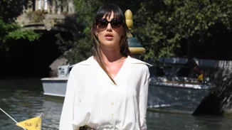 Ο πρωτότυπος τρόπος για να μετατρέψεις το λευκό t-shirt σου στο πιο κομψό item του καλοκαιριού