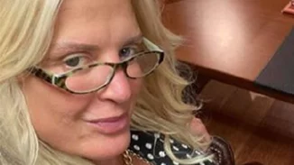 Μαρίνα Πατούλη | "Είμαι σε ηλικία που διαβάζω μόνο πράξεις! Για τις λέξεις χρειάζομαι γυαλιά..."