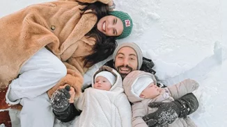 Χριστίνα Μπόμπα – Σάκης Τανιμανίδης | Ποζάρουν στα χιόνια αγκαλιά με τις δίδυμες κόρες τους