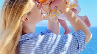 Κωνσταντίνα Κομμάτα - Γιώργος Σαμαράς | Οι πρώτες διακοπές με τη νεογέννητη κόρη τους