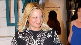 Νάνσυ Ζαμπέτογλου | Για φαγητό σε roof top στην Αίγινα - Ηλιοκαμμένη και αμακιγιάριστη