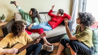 Οι μελωδίες που αγαπάμε να ακούμε κάθε Κυριακή