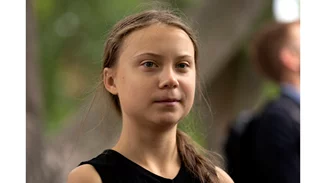 Greta Thunberg | Δες τη να χορεύει στην σκηνή στη συναυλία για την κλιματική αλλαγή στη Στοκχόλμη