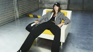 Η Hailey Bieber ανατρέπει το classic tailoring στη νέα DKNY Fall 2025 καμπάνια