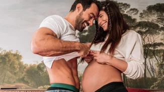 Χριστίνα Μπόμπα – Σάκης Τανιμανίδης | "Συγκρίνουν" τις κοιλιές τους και γίνονται viral