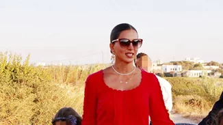 Σταματίνα Τσιμτσιλή | Chic στην παραλία με κίτρινο μπικίνι - Οι βουτιές με τα παιδιά της