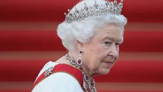 Όταν η βασίλισσα Ελισάβετ σνόμπαρε δημόσια τον θείο της - Οι σκοτεινές πτυχές του βασιλιά που αρνήθηκε το θρόνο του