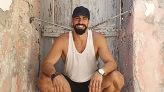 "Έβλεπα φίλους μου gay που μου έδειχναν πώς να σπάει ο καρπός, πώς να σπάει η λεκάνη, πώς να κάνω σταυροπόδι"