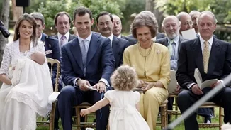 Βασίλισσα Σοφία | Όταν η τιάρα της θείας της έλαμψε σε μια από τις τελευταίες επιδείξεις μόδας του Gianni Versace