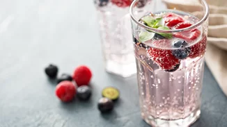 Πρόσθεσε στο νερό σου 1 από τα 12 φυσικά συστατικά της λίστας και δες την επιδερμίδα σου να λάμπει