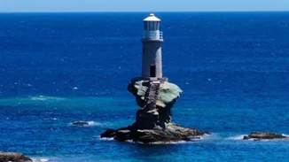 Η Άνδρος στα 24 μέρη με τους πιο εντυπωσιακούς φάρους του πλανήτη