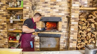 Video walkthrough | Η Ναταλία Δραγούμη δοκιμάζει φουρνιστά καλούδια στο "Πεϊνιρλί Ονομαστός"